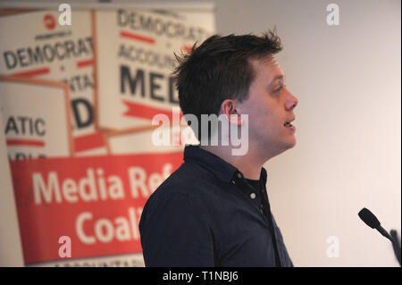 Londres, Angleterre. 16 mars, 2019. Owen Jones, journaliste, écrivain et activiste, livre le discours d'ouverture de la démocratie des médias Banque D'Images