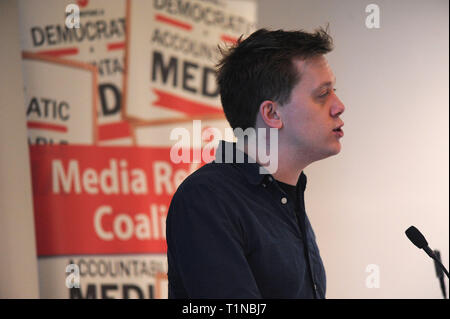 Londres, Angleterre. 16 mars, 2019. Owen Jones, journaliste, écrivain et activiste, livre le discours d'ouverture de la démocratie des médias Banque D'Images