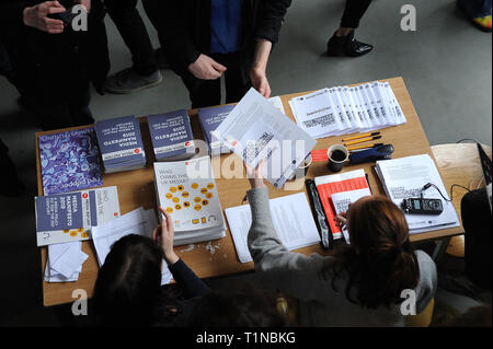 Londres, Angleterre. 16 mars, 2019. Les bénévoles distribuent de la littérature festival et le matériel publicitaire, au bureau d'inscription, à la démocratie des médias Banque D'Images