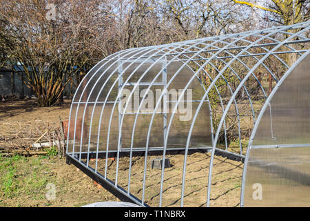 L'installation de serres en polycarbonate. Les émissions pour la maison jardin. Banque D'Images