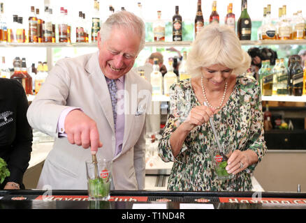 Le Prince de Galles et la duchesse de Cornouailles préparer un mojito qu'ils visitent un paladar appelée Habanera, un restaurant privé à La Havane, Cuba. Banque D'Images