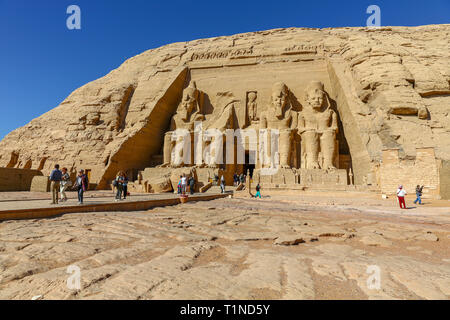 Le Grand Temple à Abu Simbel, un village de Nubie, sud de l'Egypte, Afrique du Nord Banque D'Images