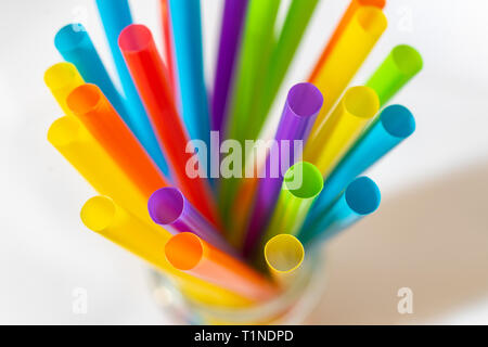 Vue de dessus de bright colorful pailles en plastique et tubes Banque D'Images