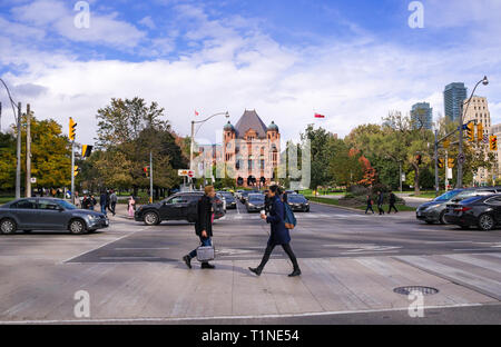 Toronto, Canada - 1020 2018 : les piétons à marcher le long de la rue College et Université de passage avenue, en face de l'Assemblée législative de l'Ontario Banque D'Images