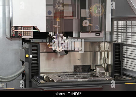 Bougies d'érosion de fil machine avec Décharge électrique Banque D'Images