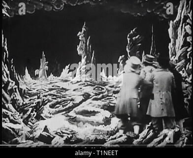 Un voyage sur la Lune (En français : Le Voyage dans la Lune)[a] est un film d'aventure Français 1902 réalisé par Georges Méliès. Inspiré par une grande variété de sources, y compris les romans de Jules Verne De la terre à la Lune et autour de la Lune, le film suit un groupe d'astronomes qui voyage à la Lune dans un canon automoteur-capsule, explorer la surface de la Lune, s'échapper d'un groupe underground de sélénites (habitants de la lune), et le retour sur Terre avec une captive du sélénite. Il dispose d'un ensemble de distribution de comédiens français, dirigé par Méliès lui-même dans le rôle principal du professeur Barbenfouillis, et Banque D'Images