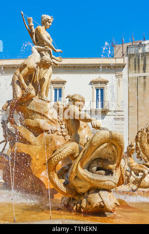 Fontaine de Diane dans l'île de Syracuse, Sicile, Italie. La fontaine a été construite en 1907 Banque D'Images