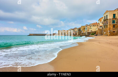 Plage de sable et maisons anciennes de la mer de Cefalù, Sicile, Italie Banque D'Images