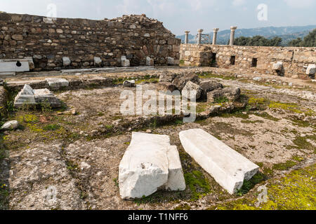 Ruines de Latrina (toilettes publiques) dans la région de Tralleis (Tralles) ancienne ville de Aydin, Turquie. Banque D'Images