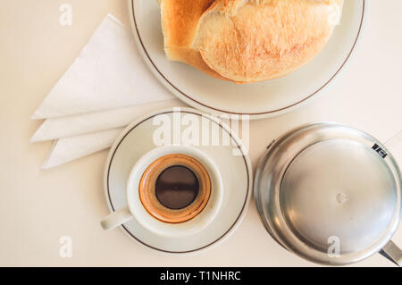 Machine à café expresso avec du pain et du sucre télévision mise en page Banque D'Images