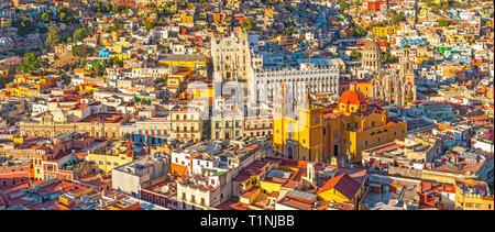 Guanajuato skyline panorama au coucher du soleil avec la Basilique Notre Dame de Guanajuato, Mexique. Banque D'Images