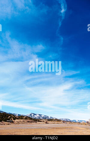 Les formations de nuages inhabituels contre ciel bleu cobalt plus Rocheuses du Colorado ; USA ; Banque D'Images
