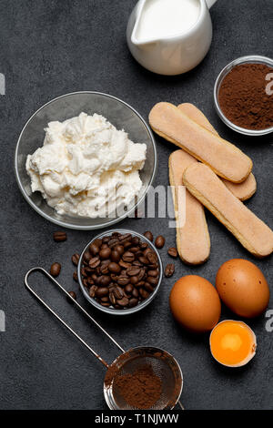 Ingrédients pour la cuisson des biscuits biscuit Savoiardi - tiramisu, mascarpone, fromage, sucre, cacao, café et des oeufs Banque D'Images