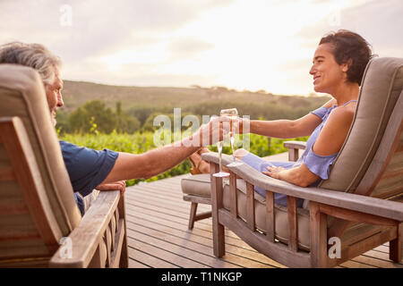 Couple avec champagne à l'resort patio Banque D'Images