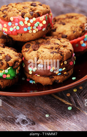Sandwichs à la crème glacée. Chocolate Chip Cookie Ice Cream Sandwich sur la table Banque D'Images