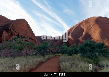 Close-up, un grand angle, vue sur Kata Tjuṯa, un groupe de grandes formations de roche, bombé dans Uluṟu-Kata Tjuṯa National Park, Territoire du Nord, Australie Banque D'Images
