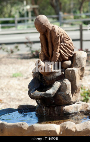 Femme fontaine sculptée Chumash à Santa Can Ynes Mission, Santa Cruz Mountains, CA. Photographie numérique Banque D'Images