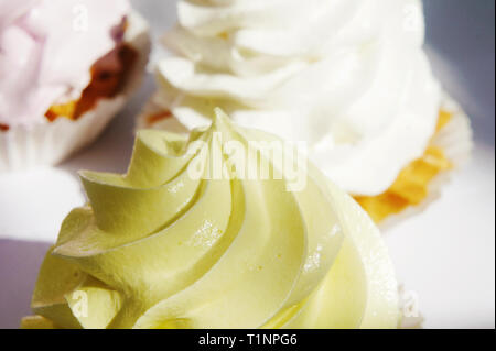 Traite sur la rue. top gâteaux crème crème jaune. sur des gâteaux. Banque D'Images