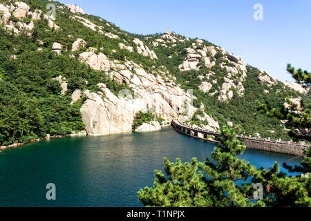 Qingdao, Chine : un lac de Ba Shui Il trail dans Mt. Yuxi en été. Montagne Laoshan dispose de certains des plus anciens temples de l'ensemble de la Chine, et je Banque D'Images