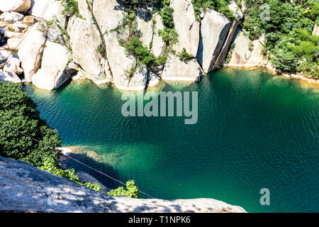 Qingdao, Chine : un lac de Ba Shui Il trail dans Mt. Yuxi en été. Montagne Laoshan dispose de certains des plus anciens temples de l'ensemble de la Chine, et je Banque D'Images