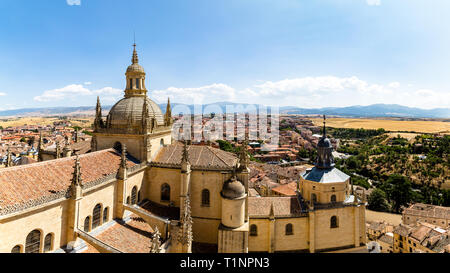 Segovia, Espagne : 16:9 Panoramique vue sur le dôme de la cathédrale et de la vieille ville de Ségovie à partir du haut de la tour de la cloche pendant la période estivale. Les sommets Banque D'Images