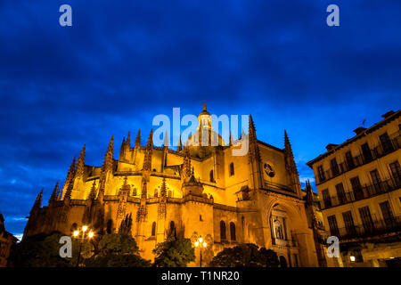 Segovia, Espagne : Segovia cathedral dans une nuit d'été vu à partir de la Plaza Mayor. C'était la dernière cathédrale gothique construite en Espagne, au cours de la seizième Banque D'Images