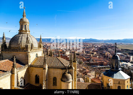 Segovia, Espagne : vue sur le dôme de la cathédrale et de la vieille ville de Ségovie à partir du haut de la tour de cloche en hiver. Les sommets enneigés de Banque D'Images