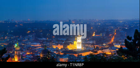 Lviv, Ukraine - Août 31, 2018 : soirée sur le centre-ville. Tour de l'Hôtel de ville Banque D'Images