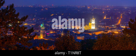 Lviv, Ukraine - Août 31, 2018 : soirée sur le centre-ville. Tour de l'Hôtel de ville Banque D'Images