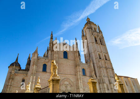 Segovia, Espagne : l'avant de la cathédrale de Ségovie en une journée d'hiver. C'était la dernière cathédrale gothique construite en Espagne, pendant le seizième siècle. Banque D'Images