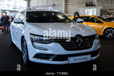 Salzbourg, Autriche - 23 mars 2019 : le nouveau Renault Talisman sur l'affichage à l'exposition de voiture Banque D'Images