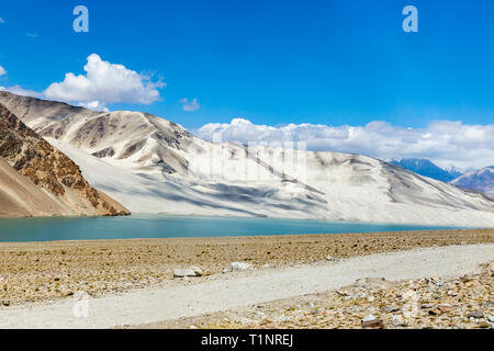 Lac de sable blanc le long de la route de Karakorum, Xinjiang, Chine. Connexion de Kashgar et la frontière avec le Pakistan et en traversant le plateau du Pamir, cette route est l'un des pays Banque D'Images