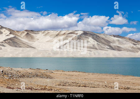 Lac de sable blanc le long de la route de Karakorum, Xinjiang, Chine. Connexion de Kashgar et la frontière avec le Pakistan et en traversant le plateau du Pamir, cette route est l'un des pays Banque D'Images