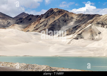 Lac de sable blanc le long de la route de Karakorum, Xinjiang, Chine. Connexion de Kashgar et la frontière avec le Pakistan et en traversant le plateau du Pamir, cette route est l'un des pays Banque D'Images