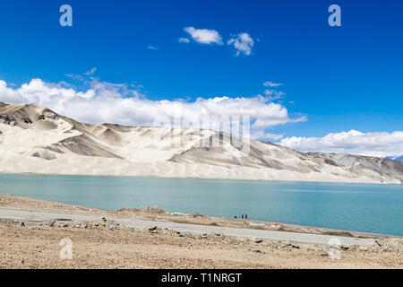 Lac de sable blanc le long de la route de Karakorum, Xinjiang, Chine. Connexion de Kashgar et la frontière avec le Pakistan et en traversant le plateau du Pamir, cette route est l'un des pays Banque D'Images