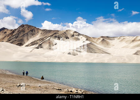 Lac de sable blanc le long de la route de Karakorum, Xinjiang, Chine. Connexion de Kashgar et la frontière avec le Pakistan et en traversant le plateau du Pamir, cette route est l'un des pays Banque D'Images