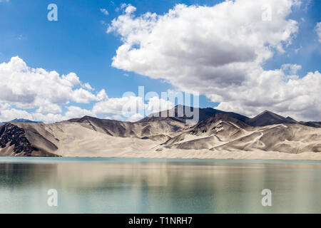 Lac de sable blanc le long de la route de Karakorum, Xinjiang, Chine. Connexion de Kashgar et la frontière avec le Pakistan et en traversant le plateau du Pamir, cette route est l'un des pays Banque D'Images