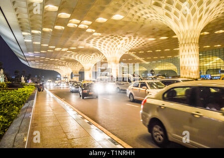 Beaux extérieurs de l'aéroport international de Mumbai pendant la nuit a également appelé l'aéroport international de Chhatrapati Shivaji Banque D'Images