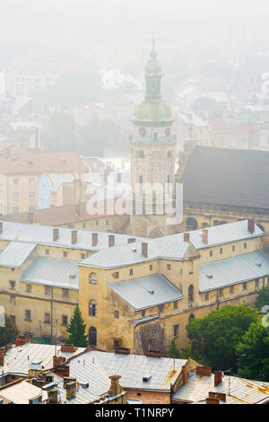 Lviv, Ukraine- 1 septembre 2018 : Matin brumeux du centre-ville de l'Hôtel de Ville Tour. L'Église et le couvent des Bernardins à Lviv Banque D'Images