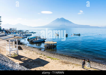 Panajachel, Lac Atitlan, Guatemala - 23 décembre 2018 : bateaux amarrés et plage avec volcans Toliman et Atitlan derrière à Panajachel sur le lac Atitlan. Banque D'Images