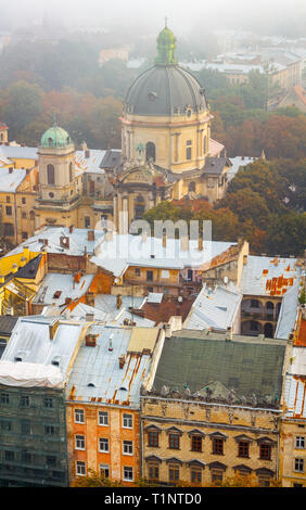 Lviv, Ukraine- 1 septembre 2018 : Matin brumeux du centre-ville de l'Hôtel de Ville Tour. La Cathédrale et le monastère dominicain Banque D'Images