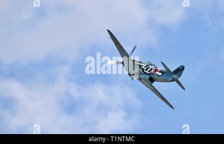 S'Greenwood's Yak-3 (G-OLEG) volant à la bataille d'Angleterre de l'aéronautique à l'Imperial War Museum, le 23 septembre 2018 Banque D'Images