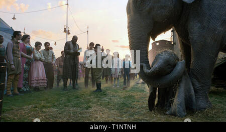 Dumbo est un film d'aventure fantastique américain 2019 réalisé par Tim Burton, avec un scénario écrit par Ehren Kruger. C'est inspiré par Walt Disney's 1941 film d'animation du même nom, lui-même basé sur le roman de Helen Aberson et Harold Pearl. Cette photo est pour un usage éditorial uniquement et est l'auteur de la société film et/ou le photographe attribué par le film ou la société de production et ne peut être reproduite que par des publications dans le cadre de la promotion du film ci-dessus. Un crédit obligatoire pour l'entreprise de film est nécessaire. Le photographe devrait également être portés lorsqu'il est connu. Banque D'Images