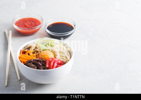 Plat de riz coréen bibimbap. Généralement servi comme un bol de riz blanc chaud avec des légumes et des oeufs Banque D'Images