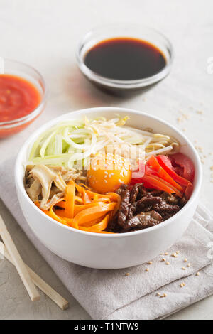 Plat de riz coréen bibimbap. Généralement servi comme un bol de riz blanc chaud avec des légumes et des oeufs Banque D'Images