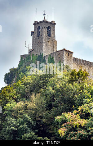 Guaita - l'une des trois tours de San Marino, le plus ancien. Ce tour spectaculaire l'origine a été construit au 11e siècle, mais dans son état actuel pour Banque D'Images