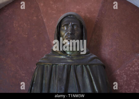 Buste en bronze de Girolamo Savonarola par sculpteur italien Giovanni Duprè (1873) sur l'affichage dans la cellule de Savonarole au couvent de San Marco (Convento di San Marco), maintenant le Musée San Marco (Museo Nazionale di San Marco), à Florence, Toscane, Italie. Banque D'Images