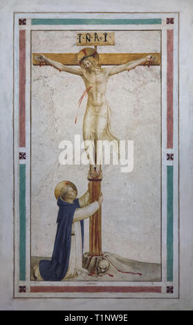 Fresco 'Saint Dominique adorant la Crucifixion' par début de la Renaissance italienne peintre Fra Angelico (1440-1442) peint sur le mur de la cellule du moine au couvent de San Marco (Convento di San Marco), maintenant le Musée San Marco (Museo Nazionale di San Marco), à Florence, Toscane, Italie. Banque D'Images