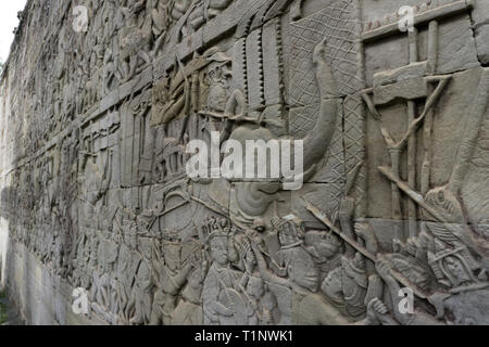 Bas-relief représentant des scènes de la guerre de l'ère de l'empire Khmer Banque D'Images