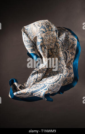 Foulard femme vol sur fond noir Banque D'Images